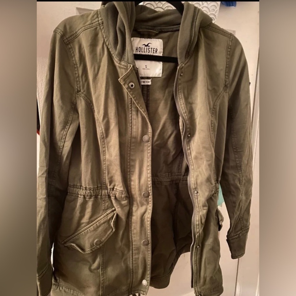Hollister jeans utility coat with hood
Light jacket with front pockets